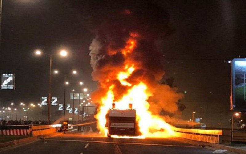 Helse taferelen in Servië, kampioenenbus vliegt in brand (Video)