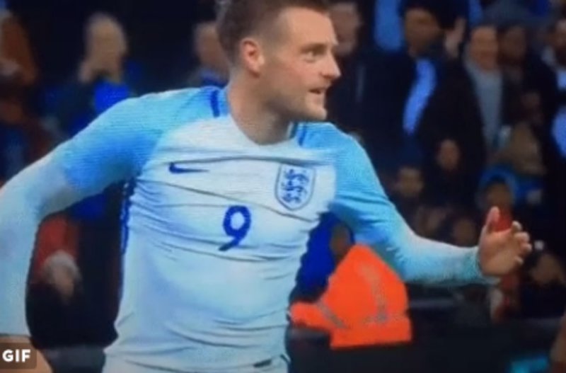 Ongelofelijk: Vardy en Engeland vieren goal met mannequin challenge (Video)