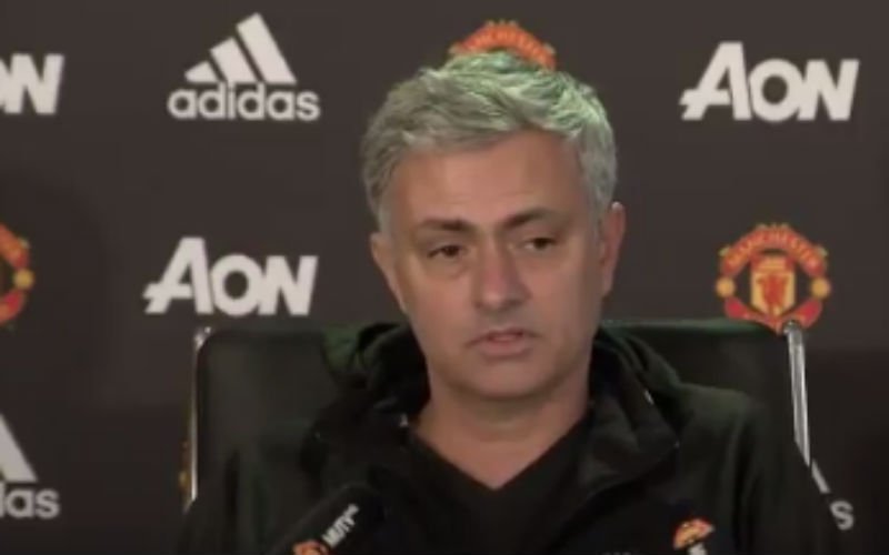 Telefoon van journalist rinkelt en dan doet Mourinho dit... (Video)