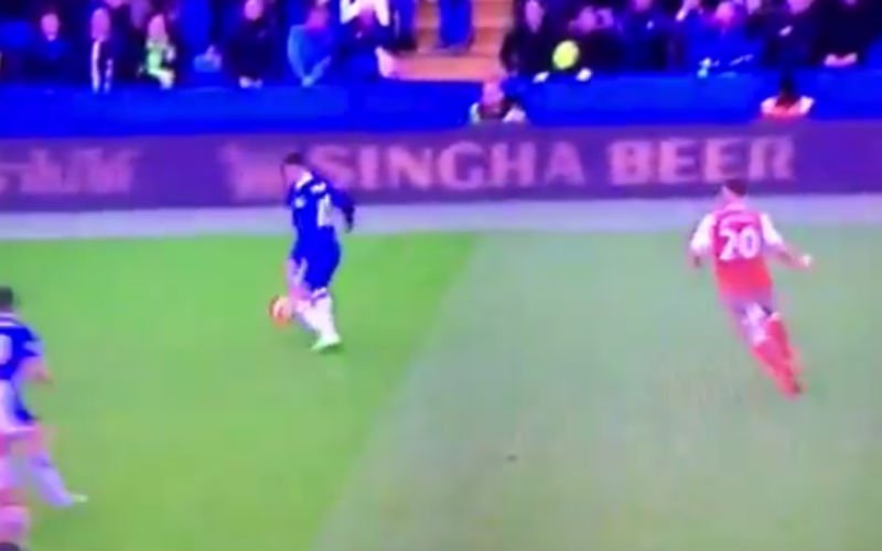 Naast zijn wereldgoal doet Hazard ook dit tegen Arsenal... (Video)