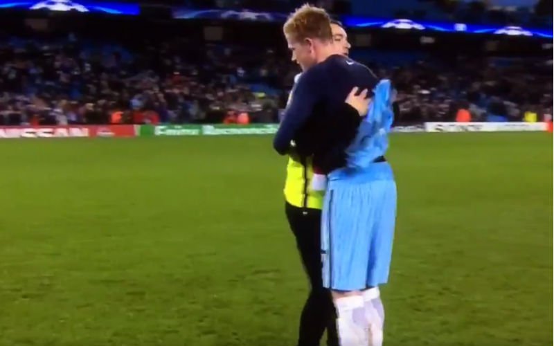 Fan krijgt shirt van De Bruyne en kijk wat dan gebeurt (Video)