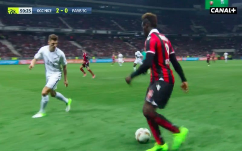 Mario Balotelli maakt Thomas Meunier belachelijk en dan gebeurt er dit (Video)