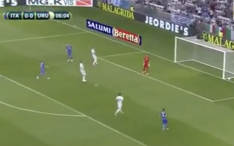 Onwaarschijnlijke owngoal van Gimenez tegen Italië (Video)