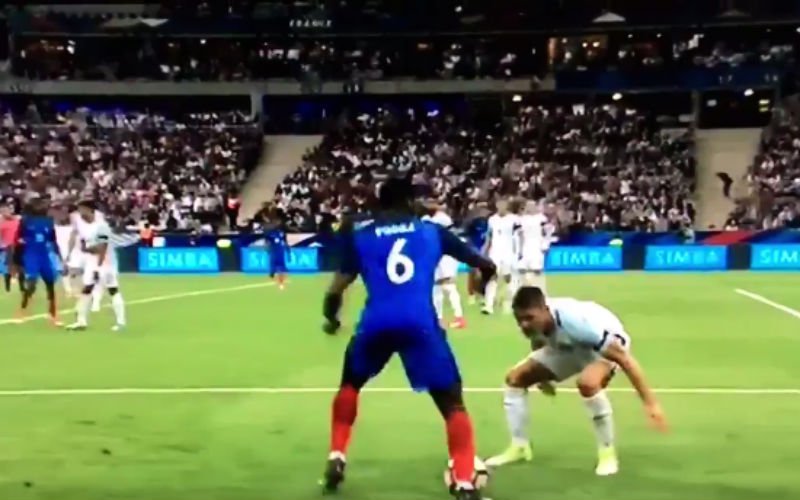 Cahill wordt uitgelachen na actie Pogba en reageert op deze manier