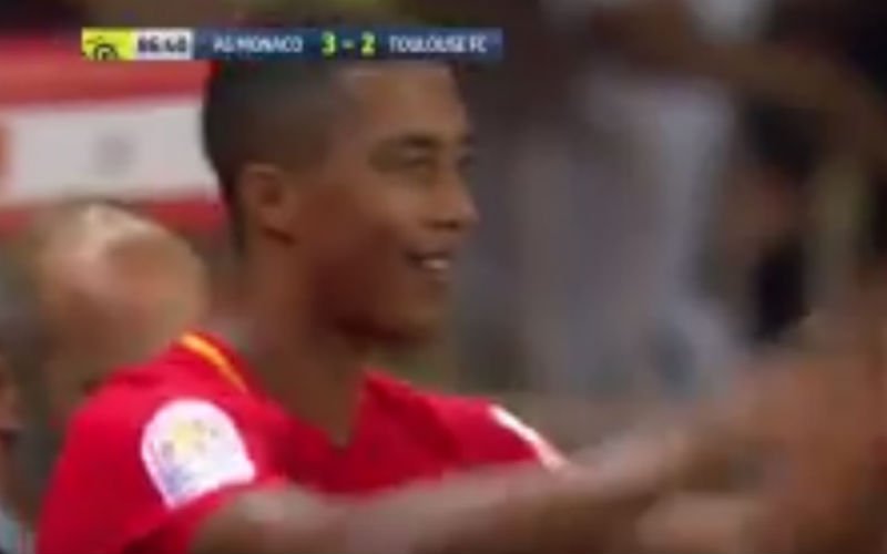 Tielemans doet dit bij Falcao tijdens vervanging (Video)