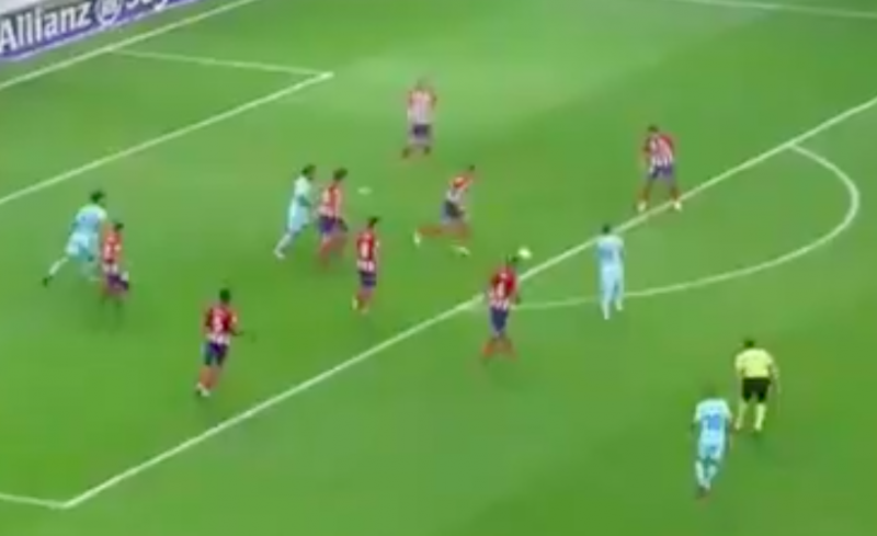 De omgekeerde wereld: je gelooft nooit wat Godin bij Messi doet (Video)