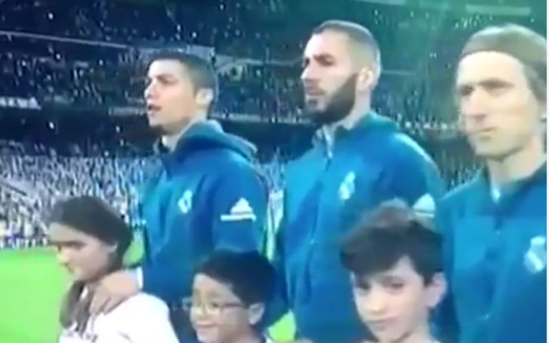 Iedereen kijkt met open mond naar Ronaldo tijdens CL-hymne (Video)