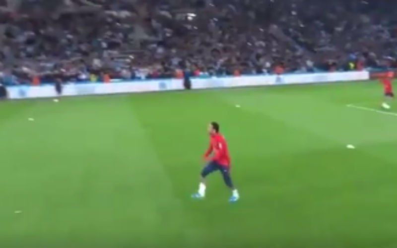 Ongelofelijk wat Neymar hier tijdens opwarming doet (Video)