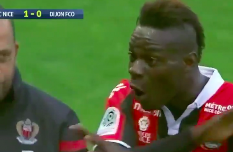 Balotelli maakt winning goal, maar kijk wat hij dan doet (Video)