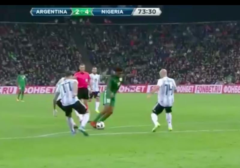 Arsenal-speler maakt Mascherano belachelijk en... scoort nog ook (Video)