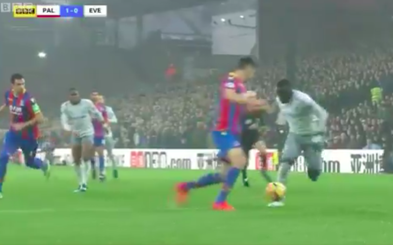 Premier League-speler riskeert schorsing voor deze schwalbe (Video)