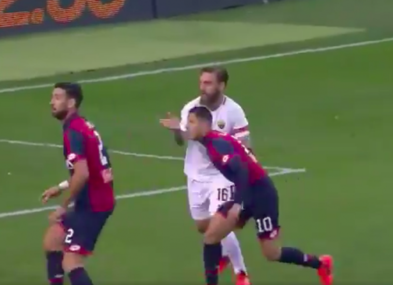 De Rossi deelt smerige slag uit, maar kijk wat er dan gebeurt (Video)