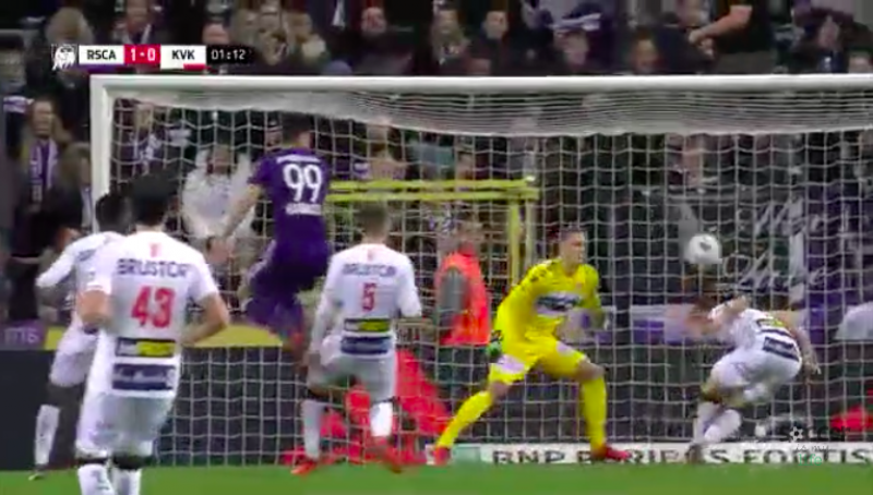 Kortrijk-speler maakt zich tegen Anderlecht belachelijk met dramatische own goal (Video)