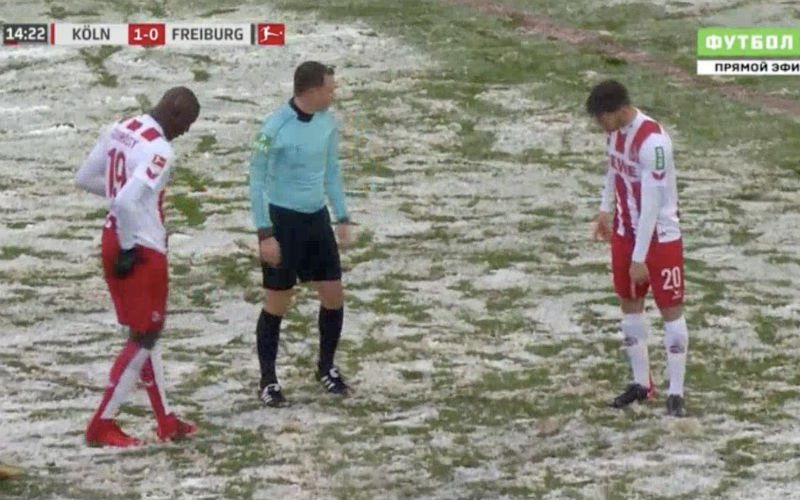 Sneeuw zorgt voor hilarische beelden: Penaltystip is verdwenen (Video)