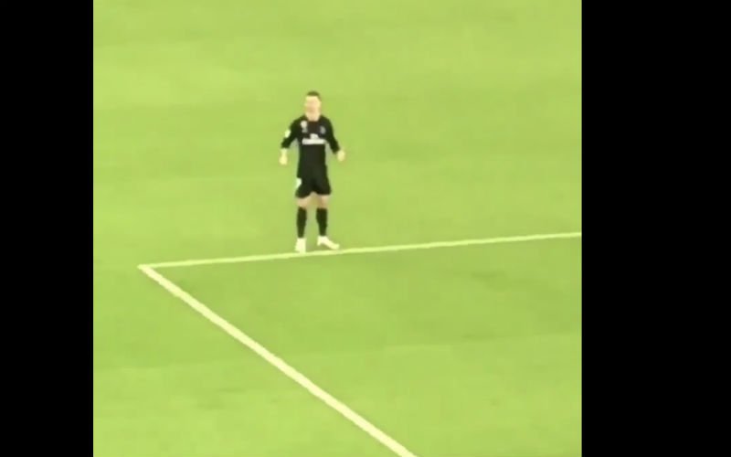 Fans zingen even 'Messi' en Ronaldo is het helemaal kwijt (Video)