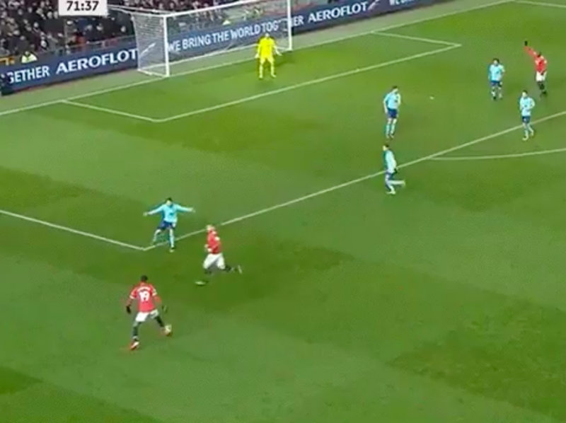 Rashford maakt bijna wereldgoal, maar kijk wat dan gebeurt (Video)