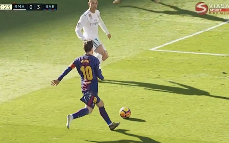 Zie jij wat er zo opmerkelijk is aan deze foto van Messi en Ronaldo?