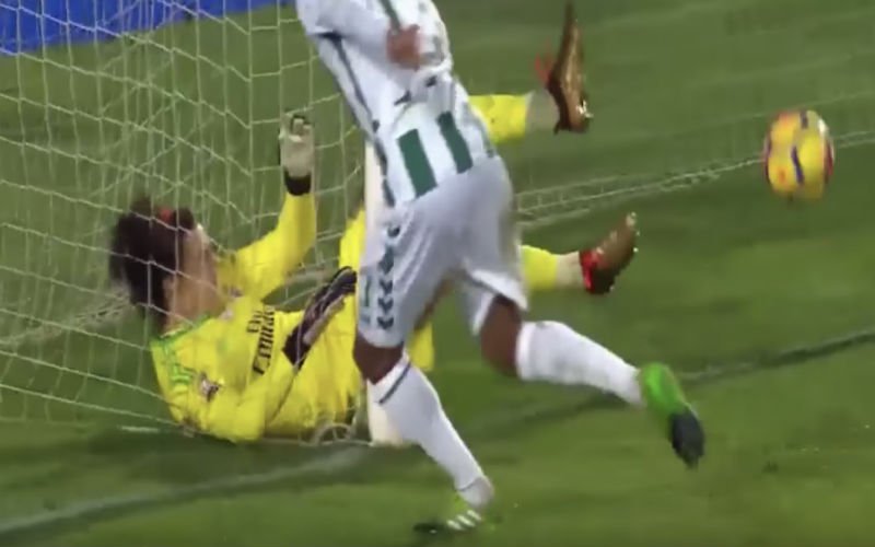 Mile Svilar loopt vreselijke hoofdblessure op (Video)