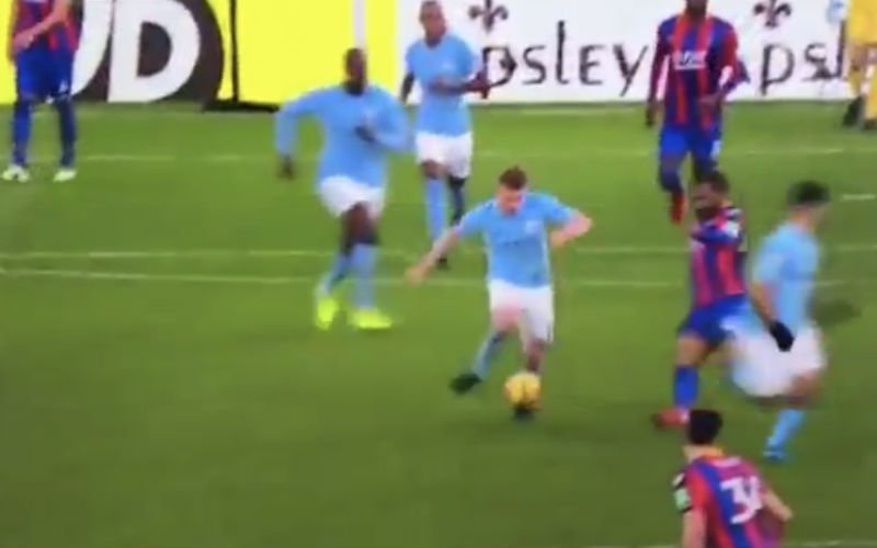 Puncheon tackelt KDB bijna in twee met smerige overtreding (Video)