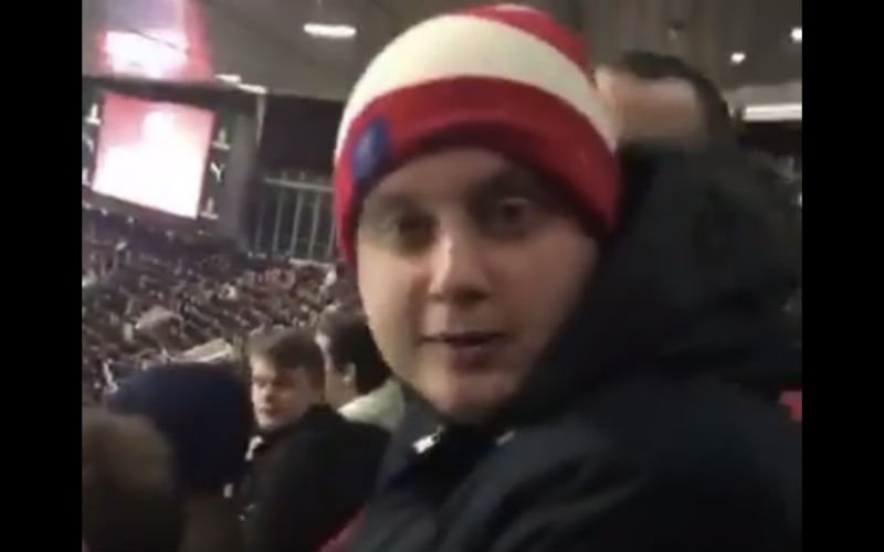 Chelsea-fan viert na doelpunt Hazard...in het Arsenal-vak (Video)