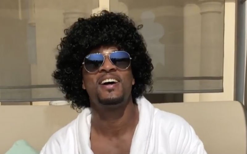 Evra zet hilarische imitatie neer van 'sexy Fellaini' (Video)