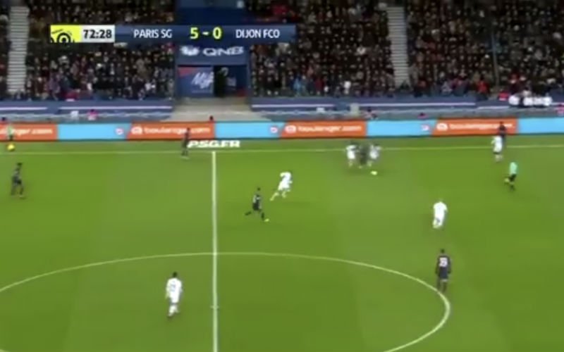 Neymar dribbelt op Messiaanse manier het veld over en scoort (Video)