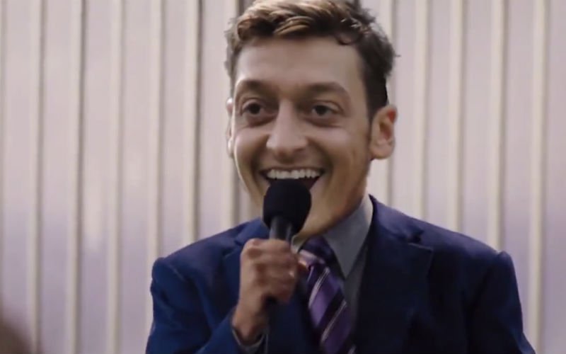 Özil blijft bij Arsenal, filmpje toont hilarische reacties (Video)