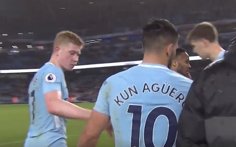 Wie moet de wedstrijdbal nu krijgen? De Bruyne weet het wel (Video)