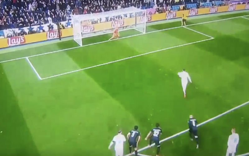 Een geest? Kijk wat er gebeurt bij strafschop van Ronaldo (Video)