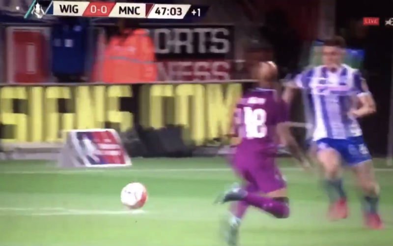 Man City in vieze papieren na rode kaart voor deze tackle van Delph (Video)