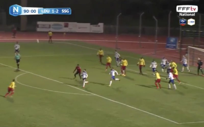 Los op de slof! Fransman maakt onwaarschijnlijke goal (Video)