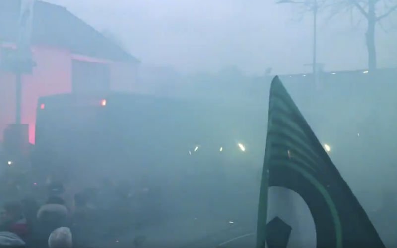 Wat een sfeer! Zo wordt spelersbus van Cercle ontvangen (Video)