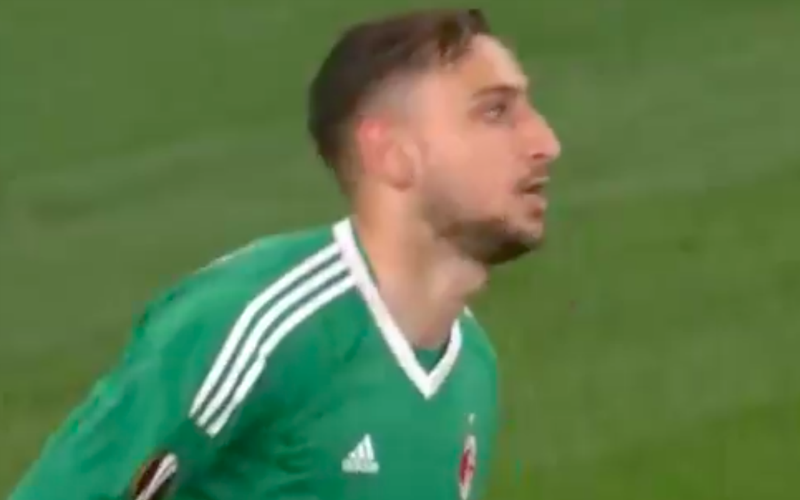 Donnarumma begaat gruwelijke blunder (Video)