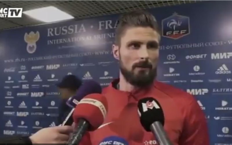 Giroud wordt kwaad als journalisten plots afgeleid zijn door Mbappé (Video)