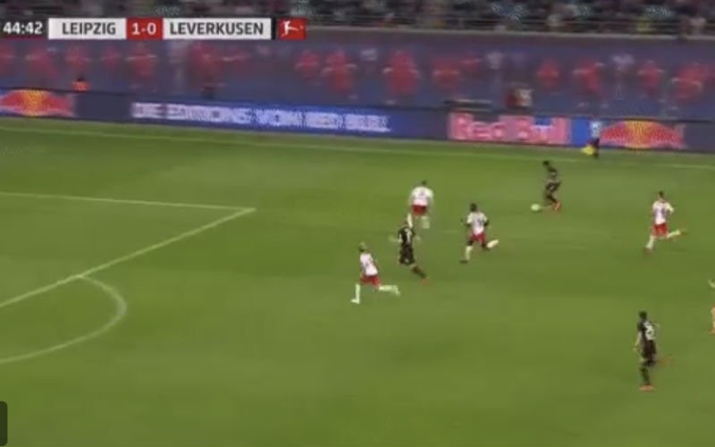 Leon Bailey en Kai Havertz zorgen samen voor héérlijke 'FIFA-goal' (Video)