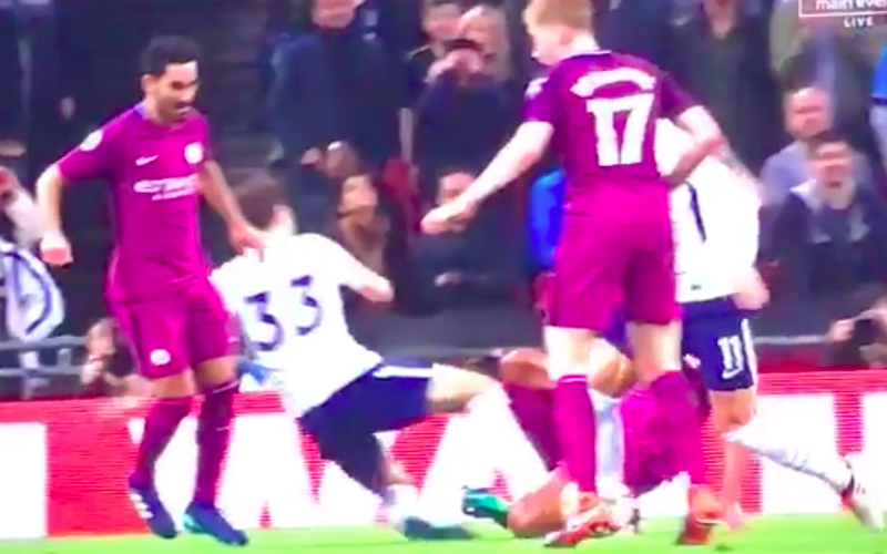 Kompany ontsnapt op het nippertje aan horrorblessure (Video)