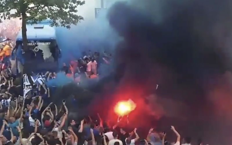 Zotte taferelen! Club-fans ontvangen spelersbus massaal (Video)