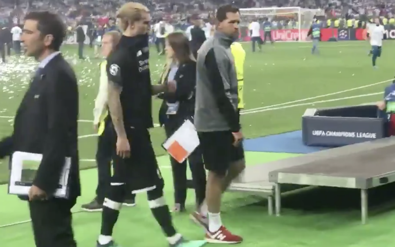 Iederéén heeft het over wat Carragher hier bij Karius deed (Video)