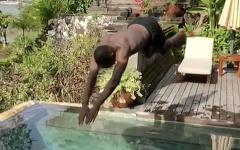 Benteke geeft op hilarische wijze zijn mening over de VAR (Video)