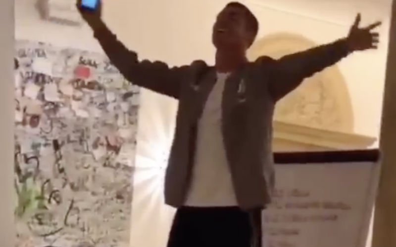 Ook Cristiano Ronaldo ontsnapt er niet aan en moet zingen