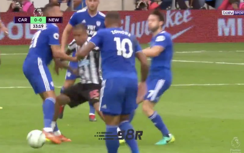 No VAR? Newcastle-speler ontsnapt na schandalige actie