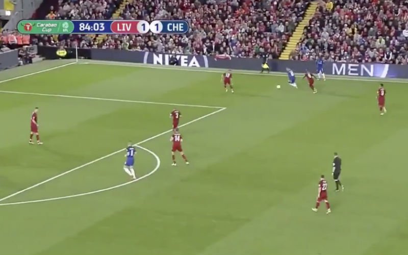 Eden Hazard kegelt Mignolet met magistraal doelpunt uit League Cup