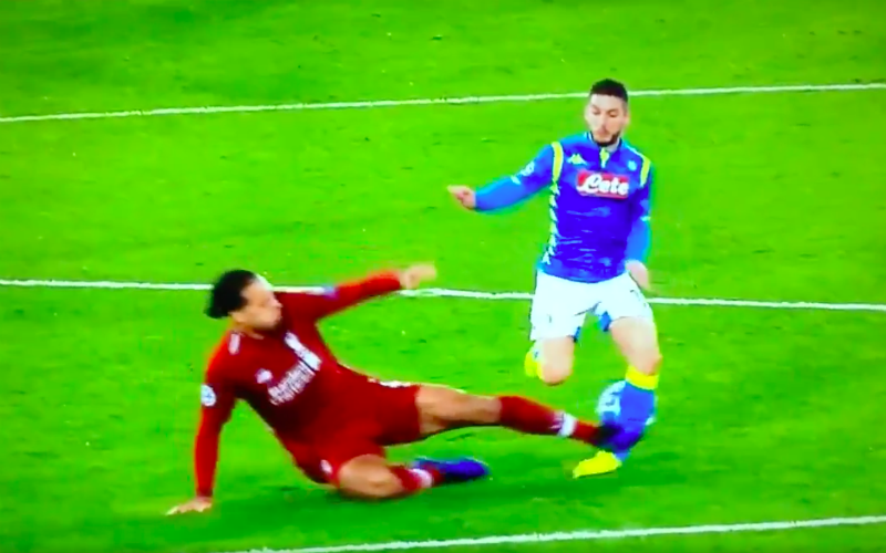 Verschrikkelijk! Van Dijk pakt uit met horrortackle op Dries Mertens (Video)