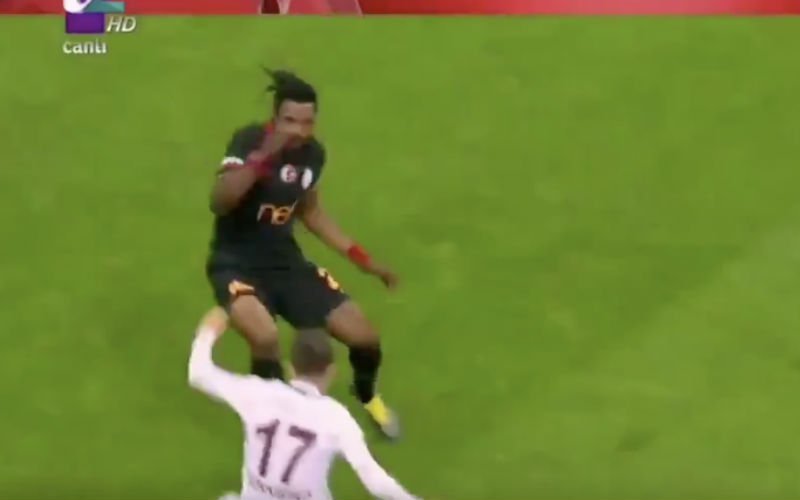 Luyindama al in opspraak na debuut bij Galatasaray (VIDEO)