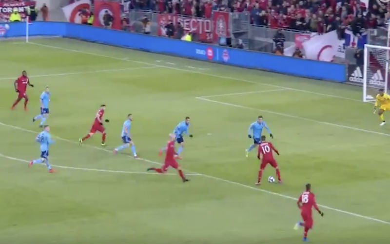 Pozuelo maakt ongelooflijk debuut bij Toronto FC (VIDEO)