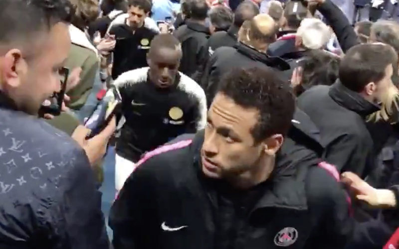 Neymar slaat fan in het gezicht na verloren bekerfinale (VIDEO)