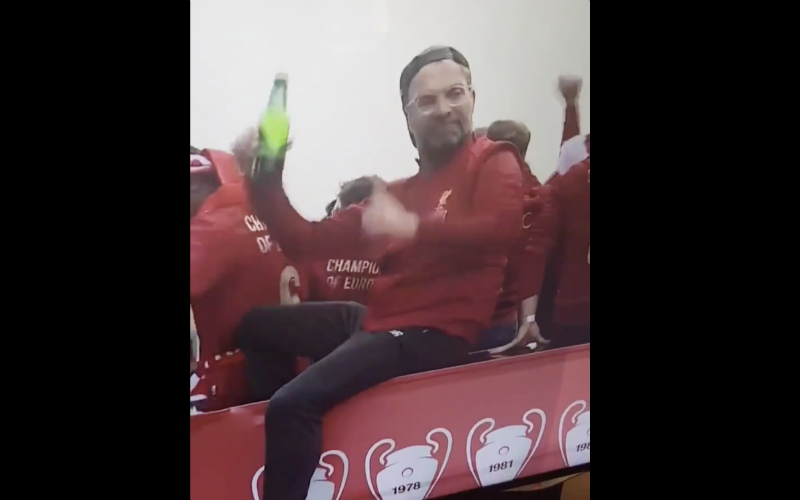 Beelden van dronken Jürgen Klopp gaan viraal (VIDEO)