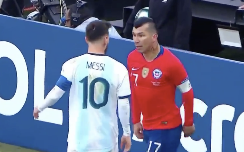 Lionel Messi krijgt vreemdste rode kaart ooit op Copa America (VIDEO)