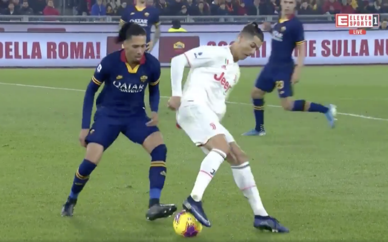 Cristiano Ronaldo beëindigt de carrière van Chris Smalling (VIDEO)