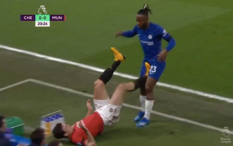 Michy Batshuayi incasseert gemene trap in kruis, VAR grijpt niét in (VIDEO)